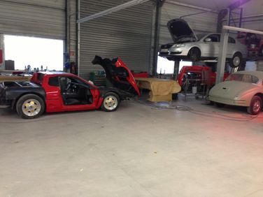 Kfz-Werkstatt mit mehreren Autos