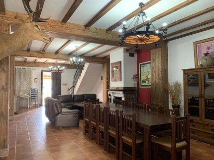 Una sala de estar con una mesa y sillas y un sofá.