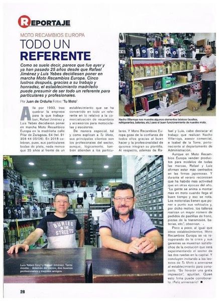 Un hombre está sentado en un mostrador en una tienda.