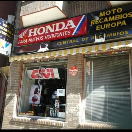 Una tienda Honda con un toldo amarillo y blanco.