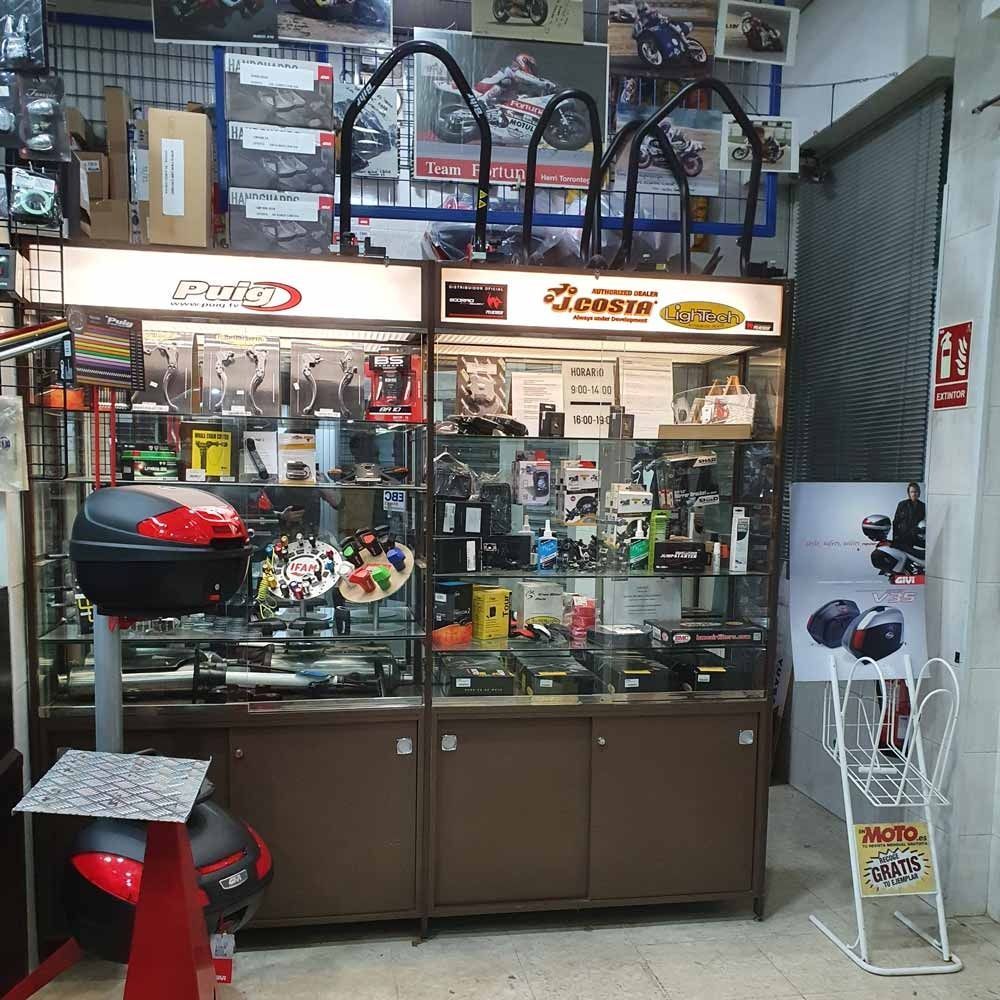 Una tienda con un cartel que dice moto