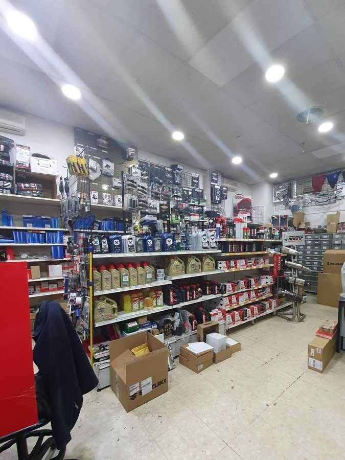 Una habitación grande llena de muchos estantes y cajas.