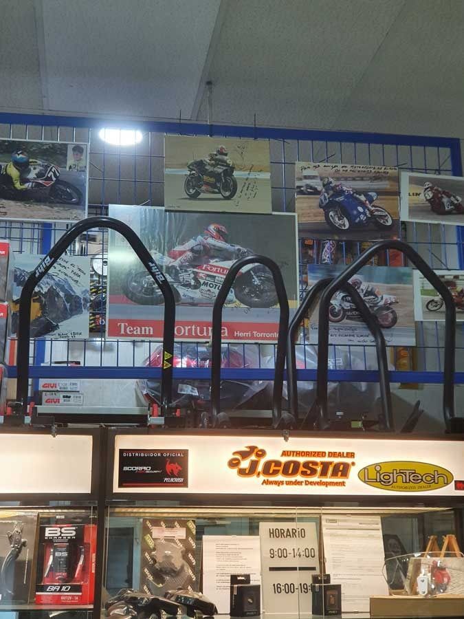 Una tienda con un cartel que dice costa