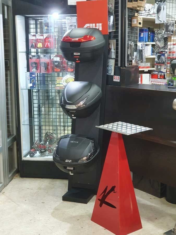 Una exhibición de baúles de motocicleta en una tienda.