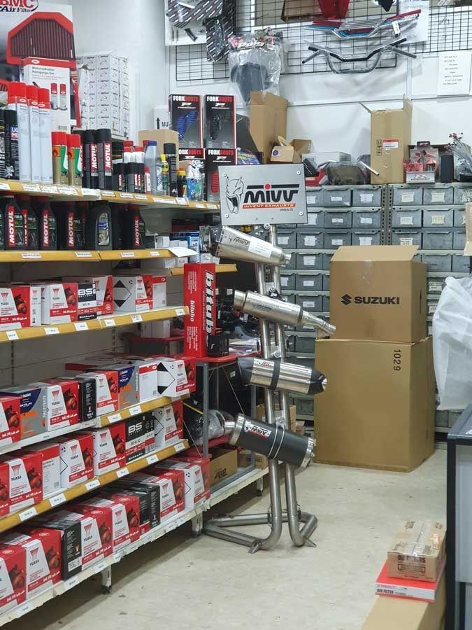 Una tienda con un cartel que dice mnv