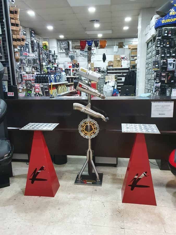 Una tienda con dos conos rojos y una estatua en el mostrador.