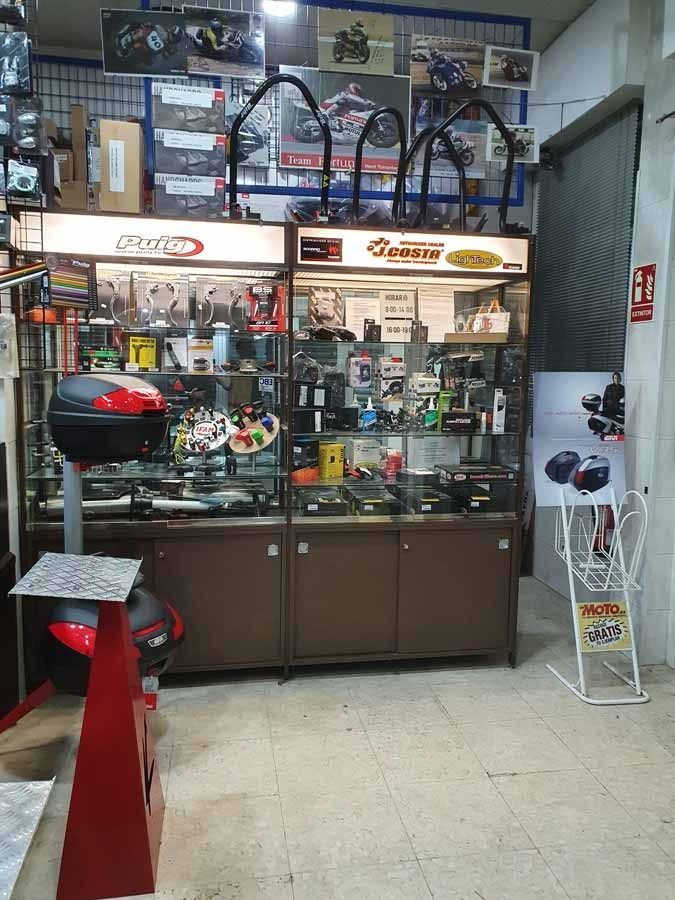 Una tienda llena de muchas piezas y accesorios para motocicletas.