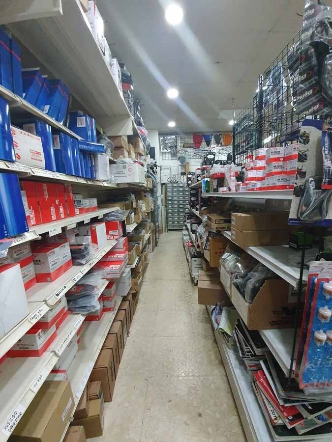 Una tienda llena de muchos estantes y cajas.