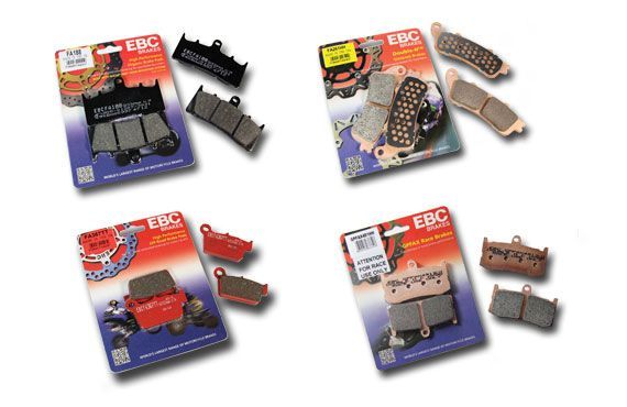 Cuatro juegos empaquetados de pastillas de freno EBC para motocicleta.