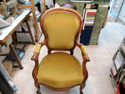 Chaise style ancien avec assise, dossier et acoudoir en cuir ornementé