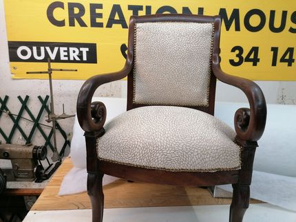 chaise en bois avec mousse ferme sur dossier et assise