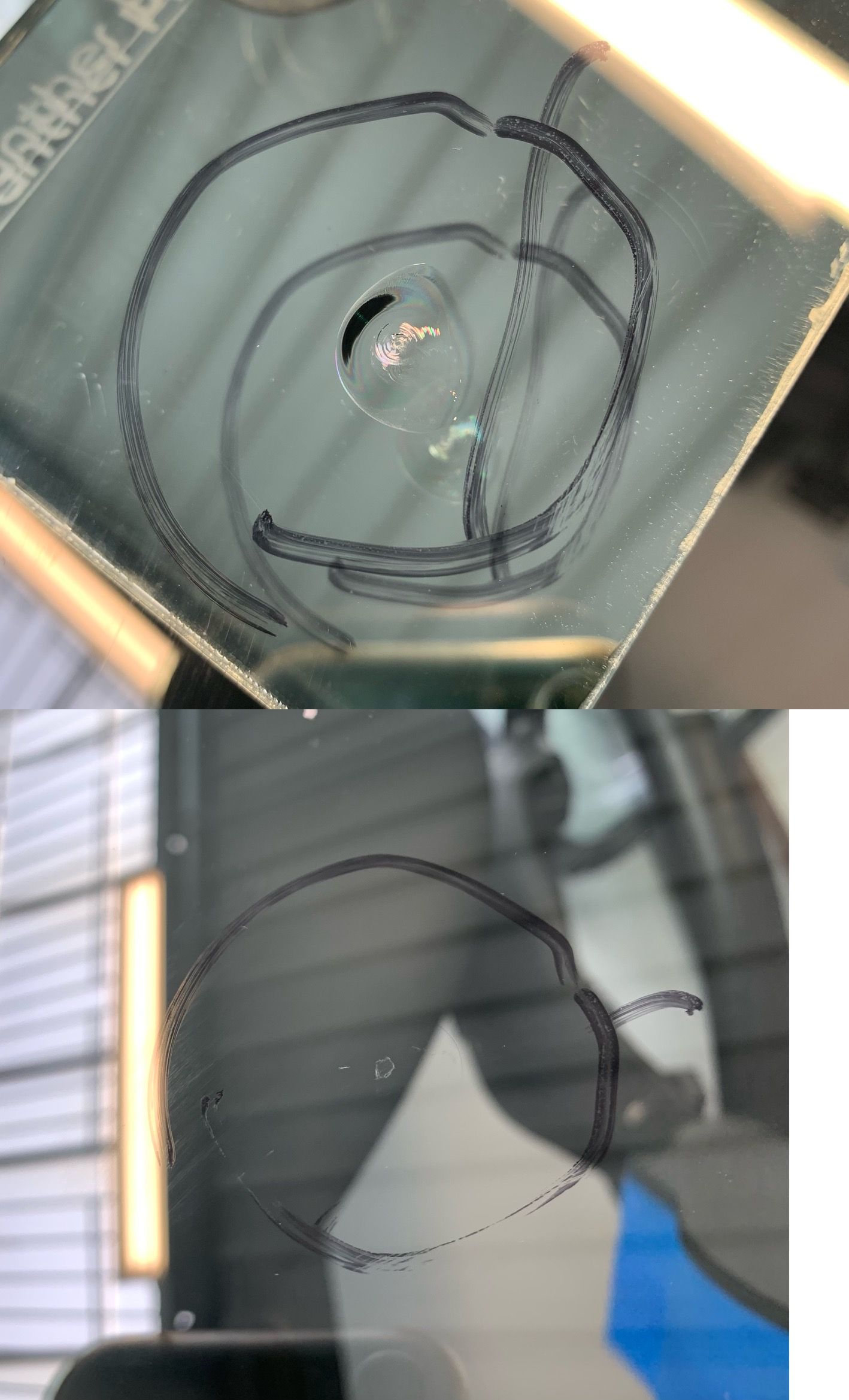 Deux photos d'une porte vitrée ornée de motifs circulaires en fil de fer noir et d'une forme bleue reflétée dans l'image inférieure.