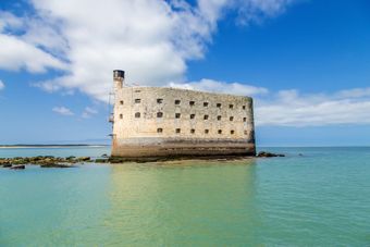 Le Fort Boyard entouré par la mer.