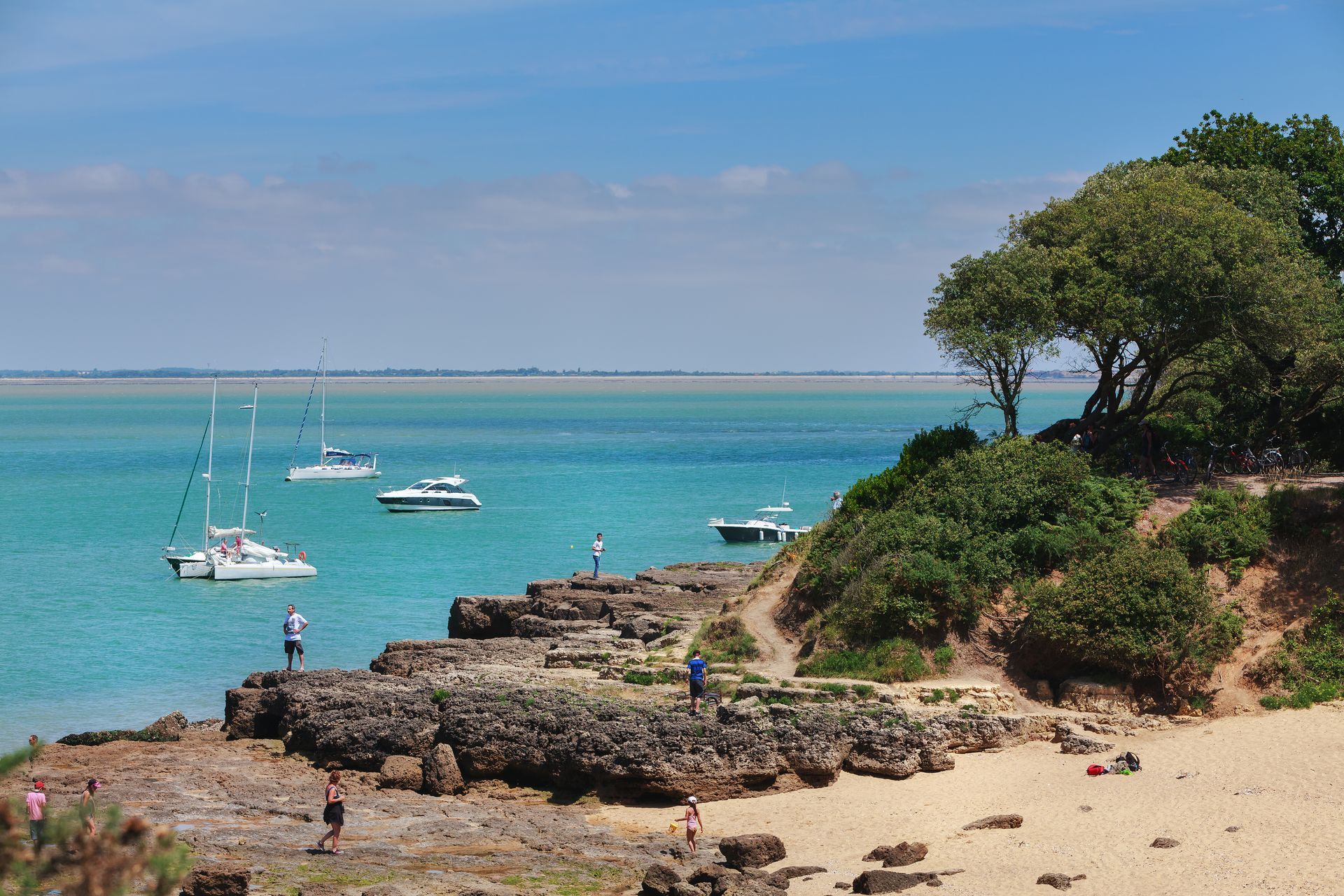 Littoral de l'île d'Aix et bateaux.