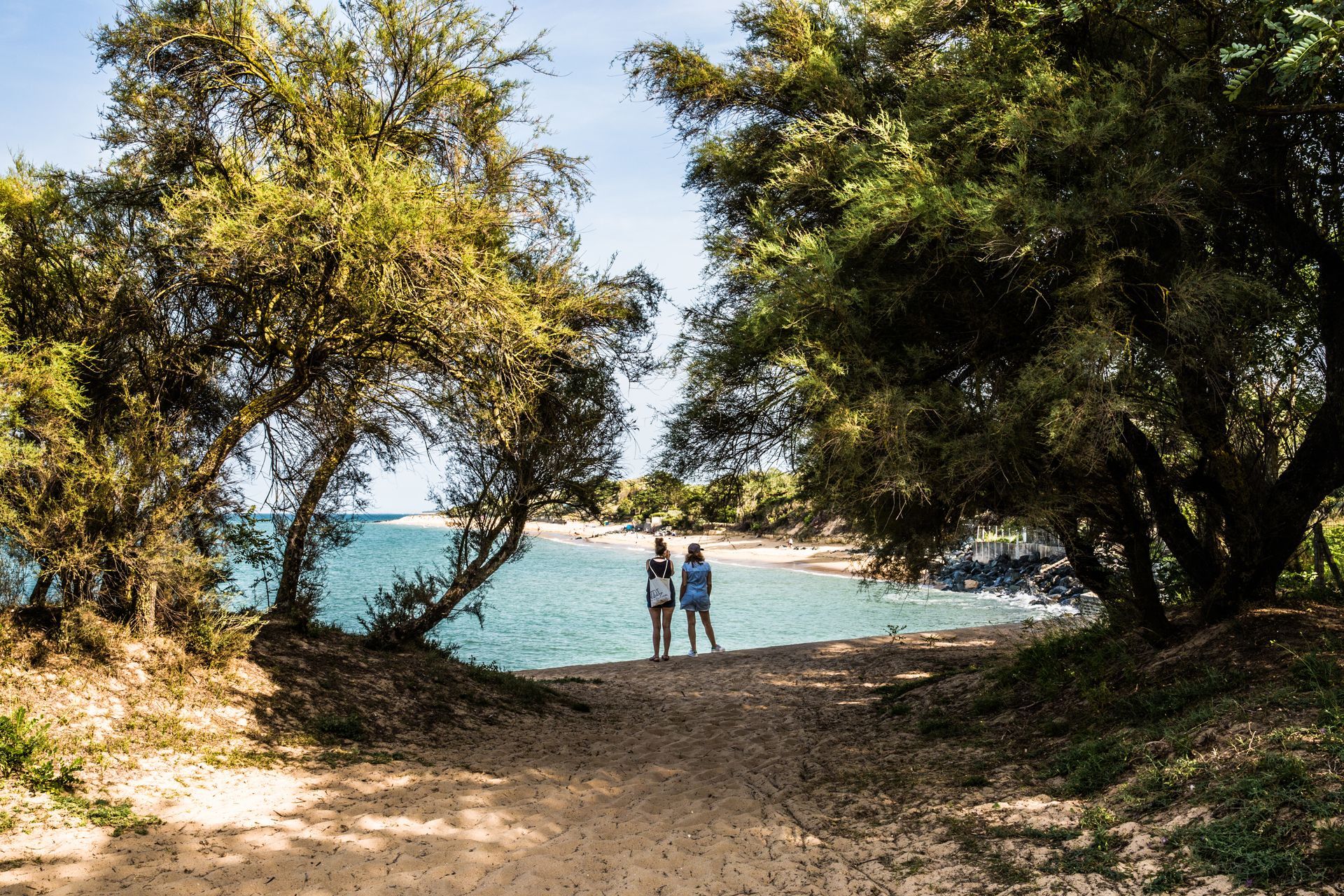 Deux randonneuses devant une plage