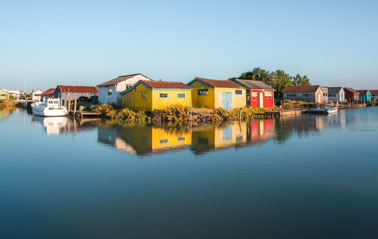Des maisons de pêcheur aux façades colorées.