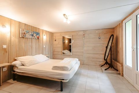 Un lit double dans une chambre avec un miroir.