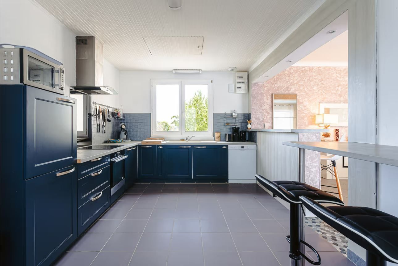 Une cuisine spacieuse ouverte avec un bar.