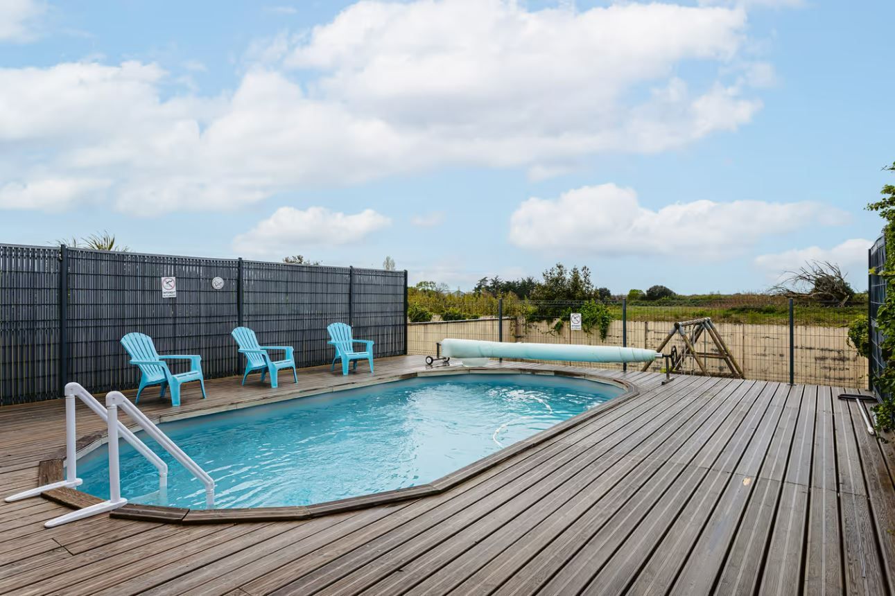 Une piscine extérieure avec une terrasse en bois