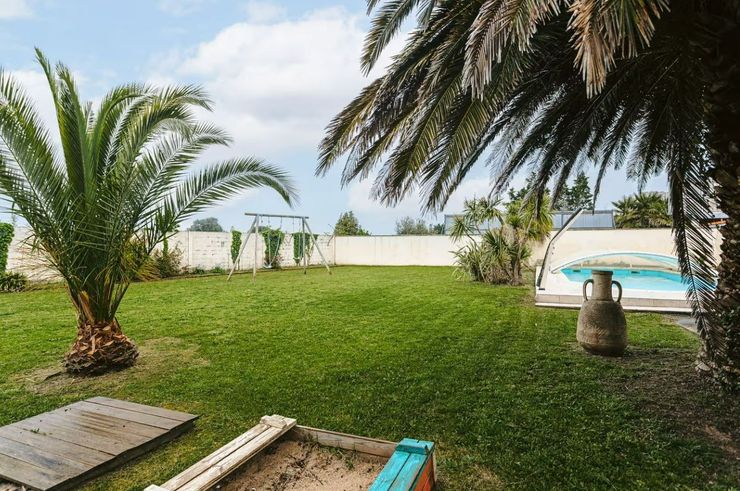 Un jardin donnant sur une piscine.