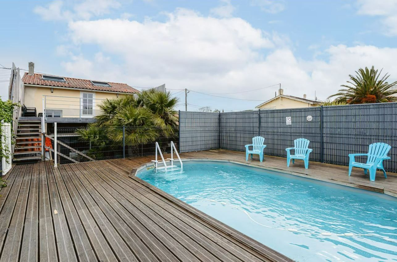 Une piscine privée devant une maison.
