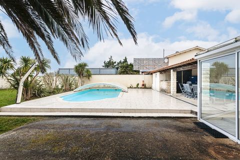 Une piscine chauffée et couverte sur une terrasse.