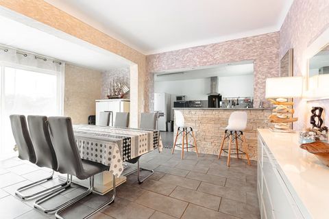 Un salon et une cuisine avec un bar.