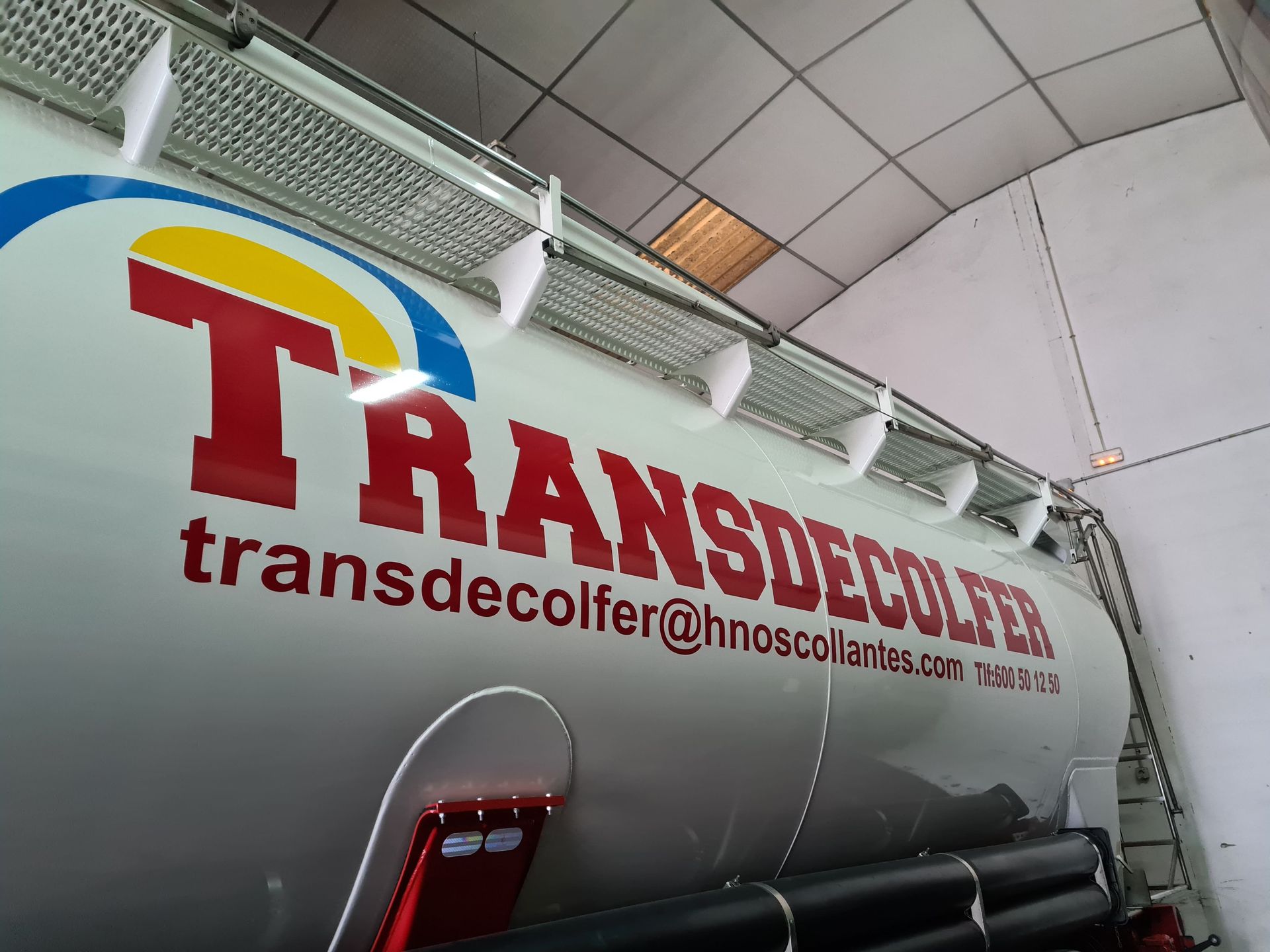 Camión cisterna de color blanco con logotipo