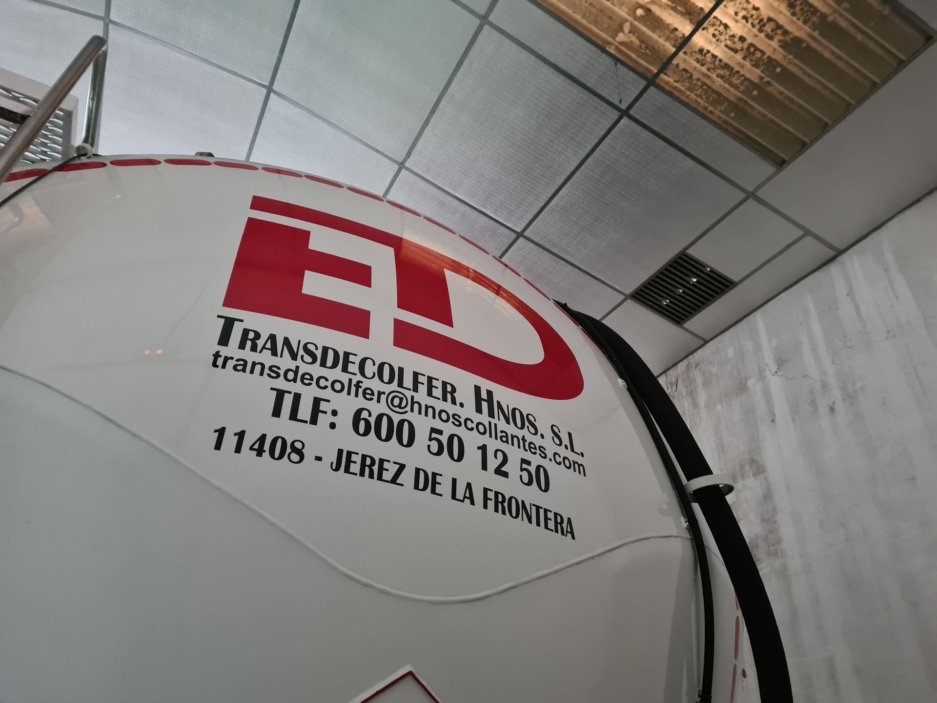 Depósito blanco con logotipo