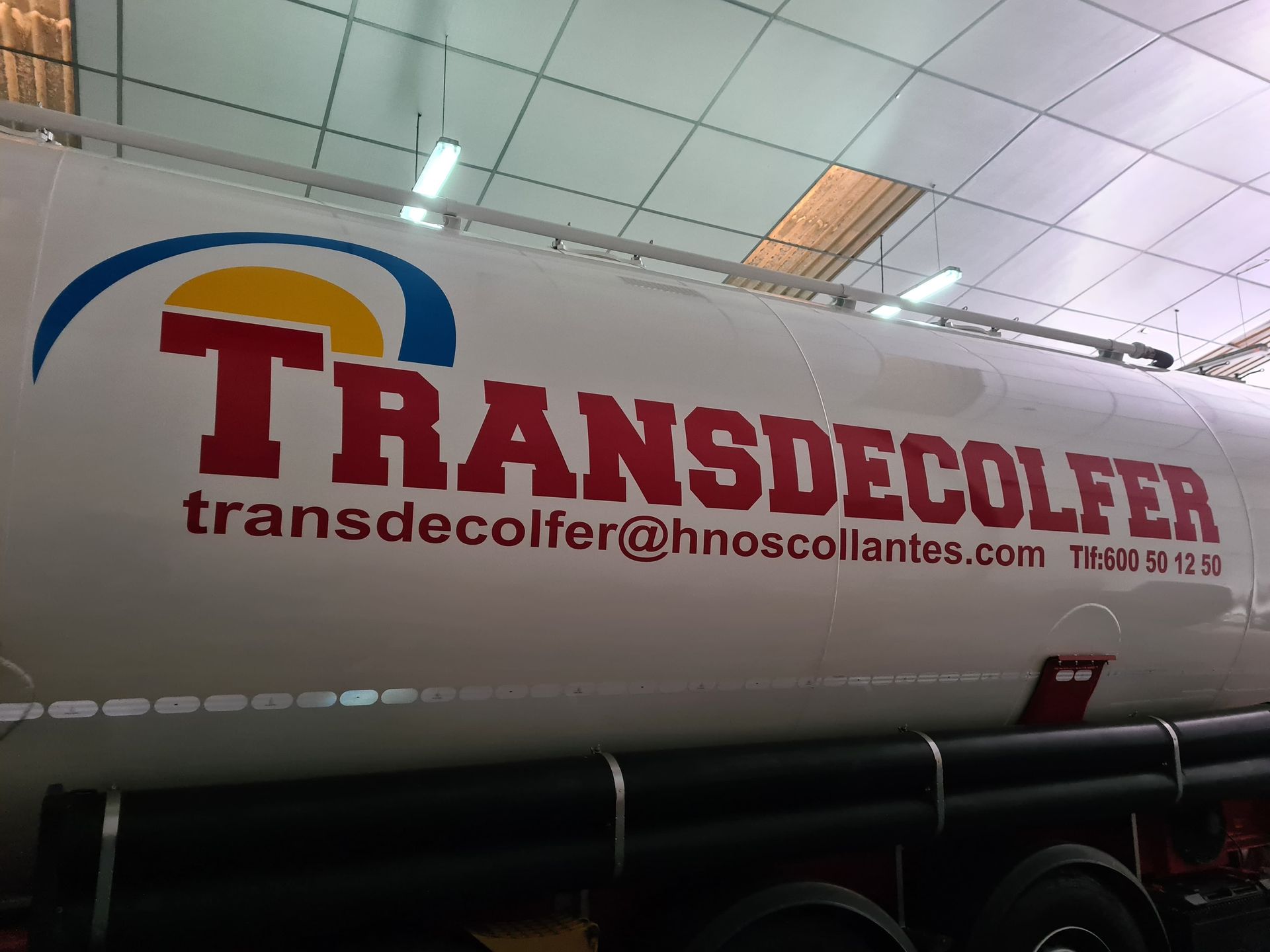 Camión cisterna de color blanco con logotipo