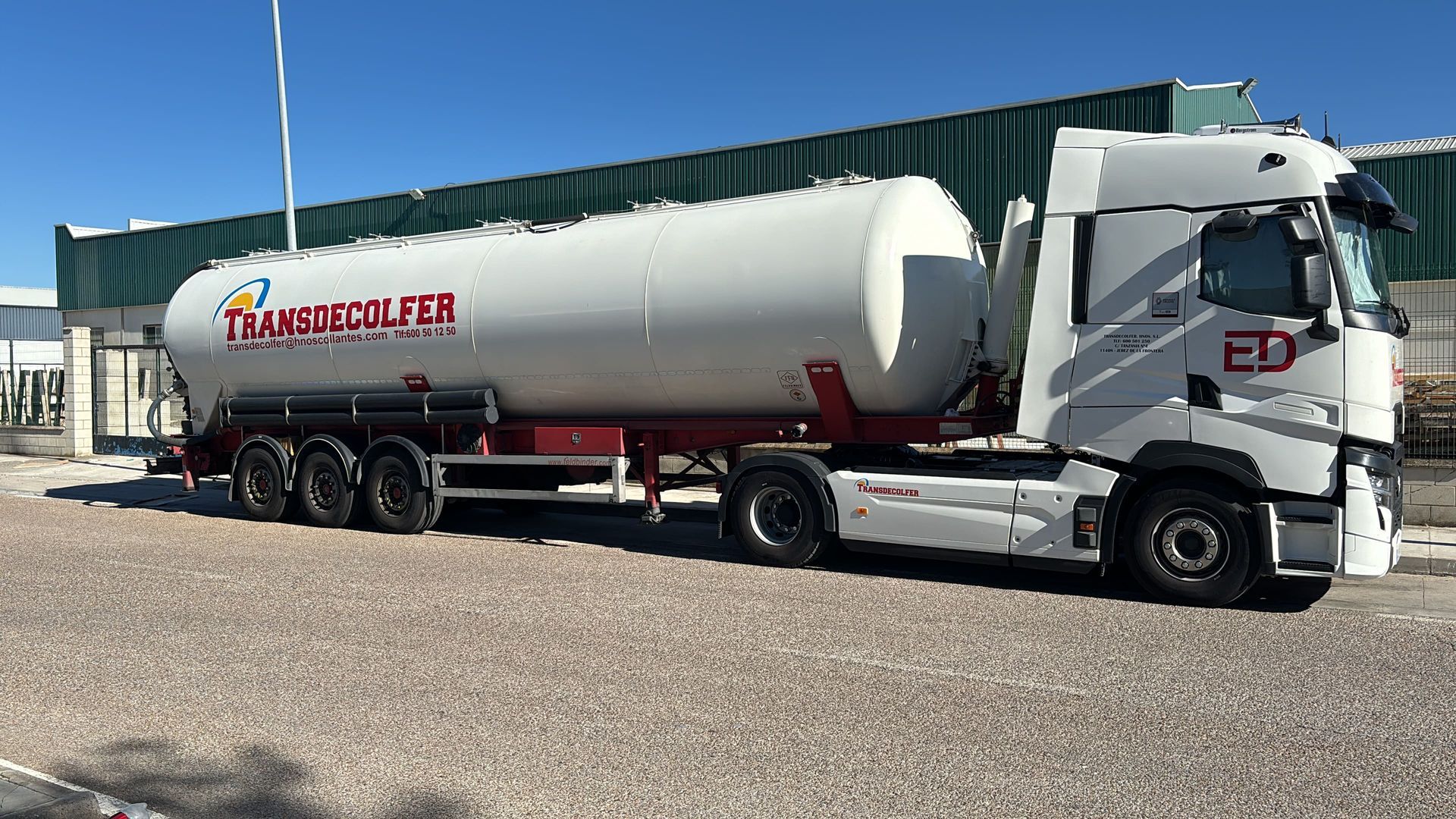 Camión cisterna blanco con logotipo