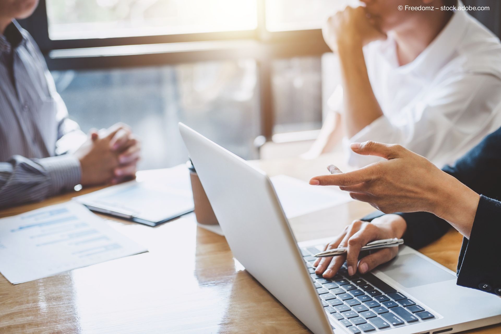 Besprechung von Finanzdaten im Team in moderner Kanzlei