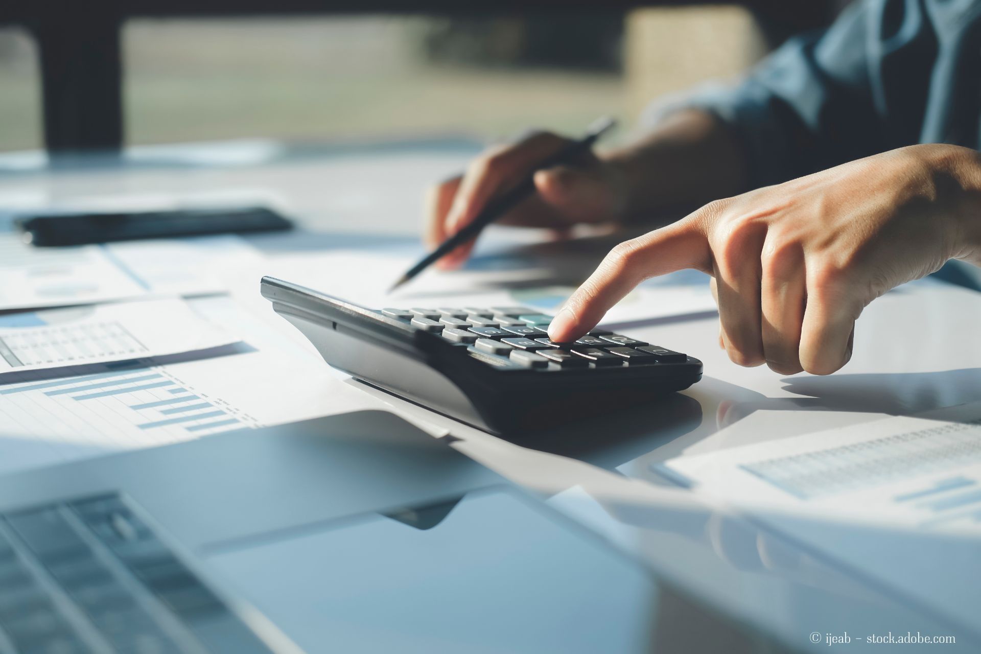 Buchhaltung mit Taschenrechner und Finanzdokumenten im Büro