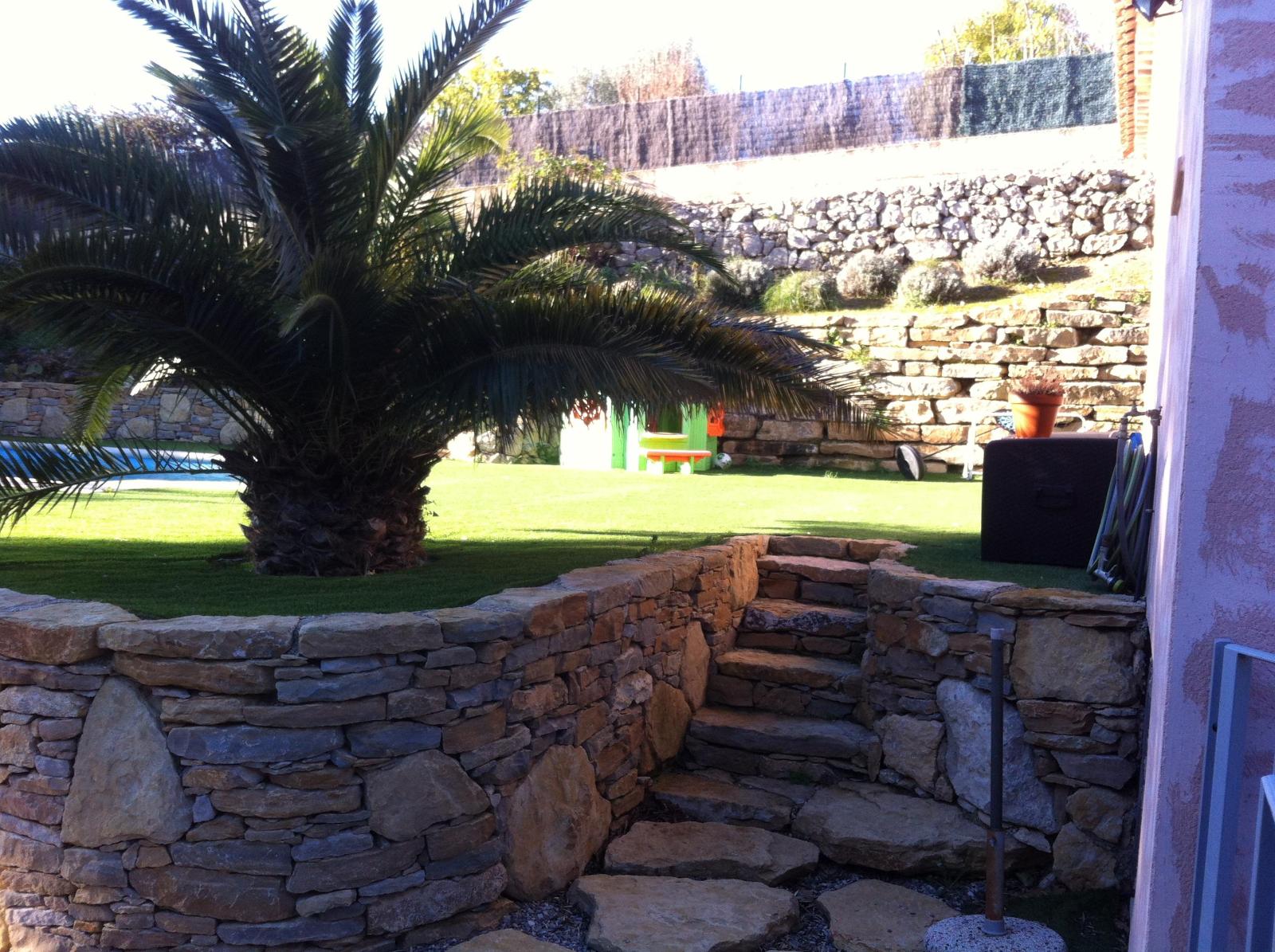 Construction mur pierres taillées et acces piscine