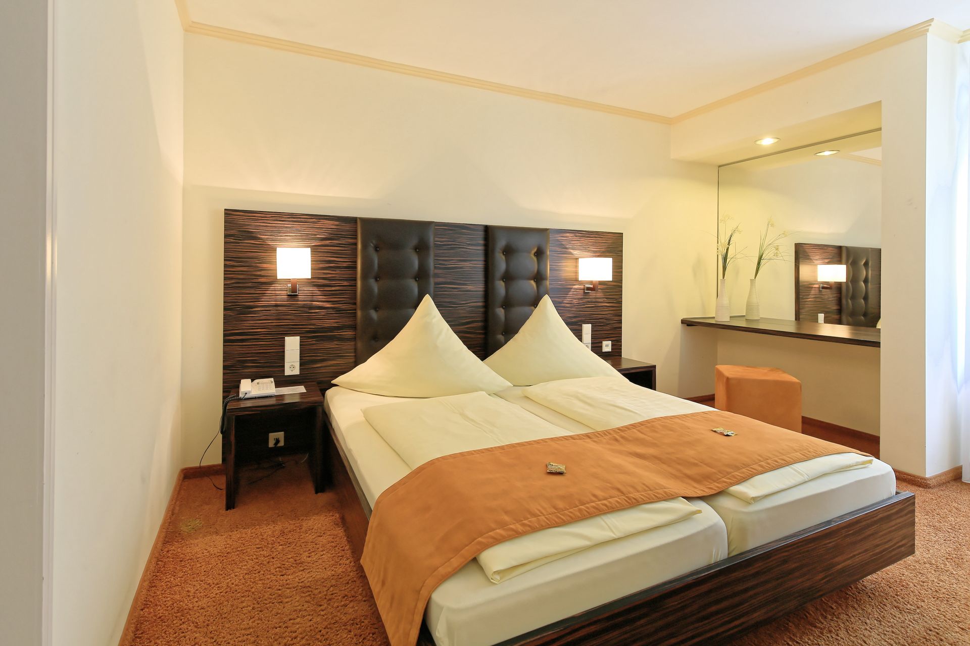 Ein Hotelzimmer mit einem großen Bett und einem Spiegel