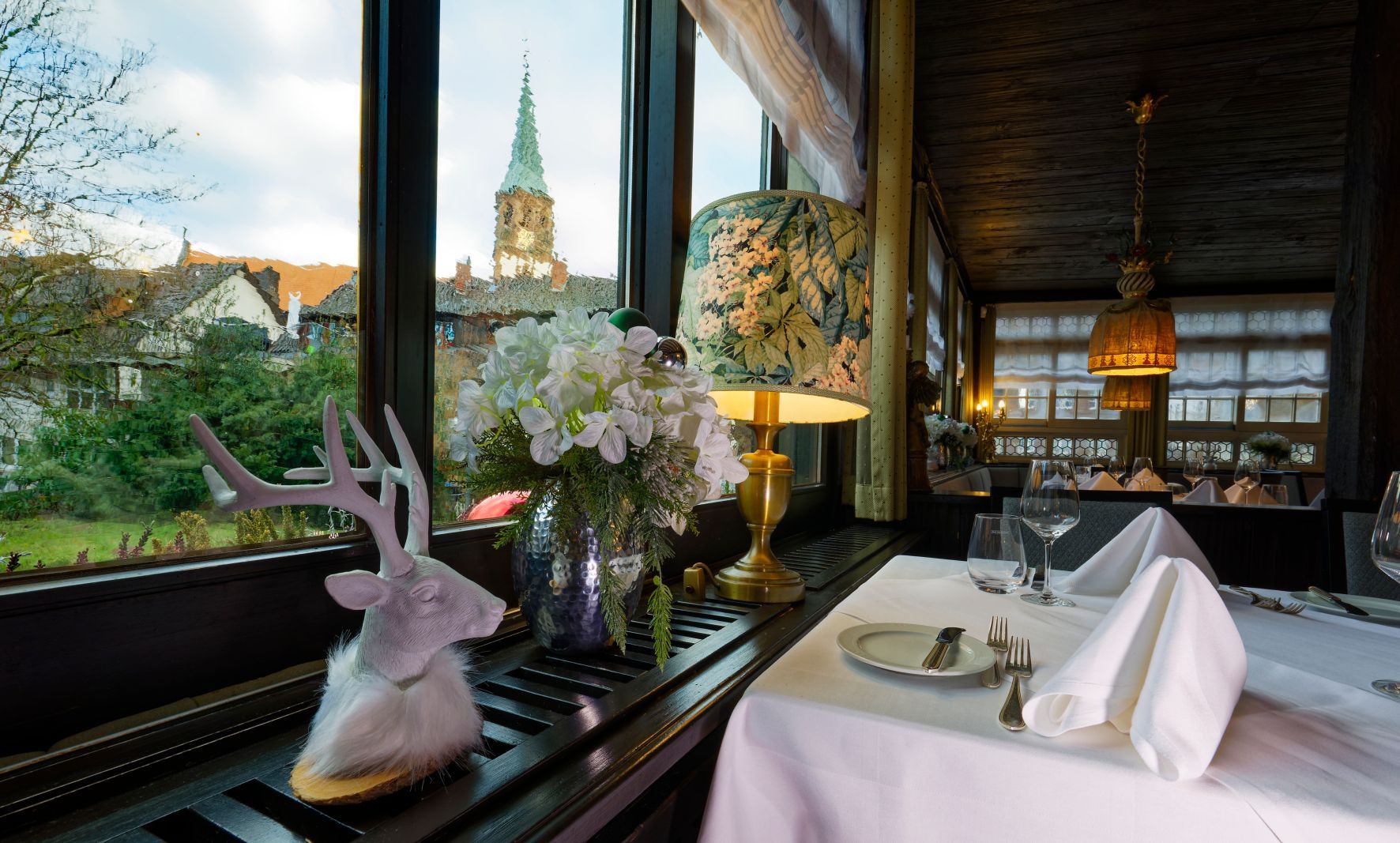 Ein Tisch in einem Restaurant mit einem Hirschkopf darauf.