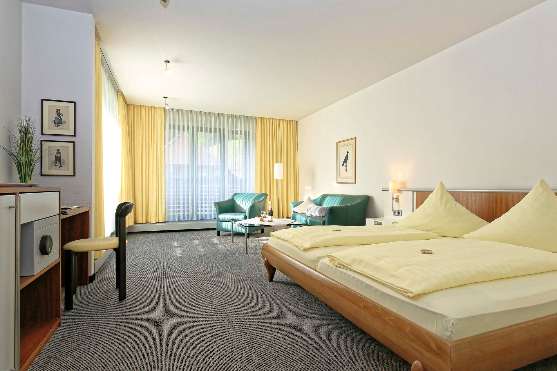 Ein Hotelzimmer mit zwei Betten und einer Couch