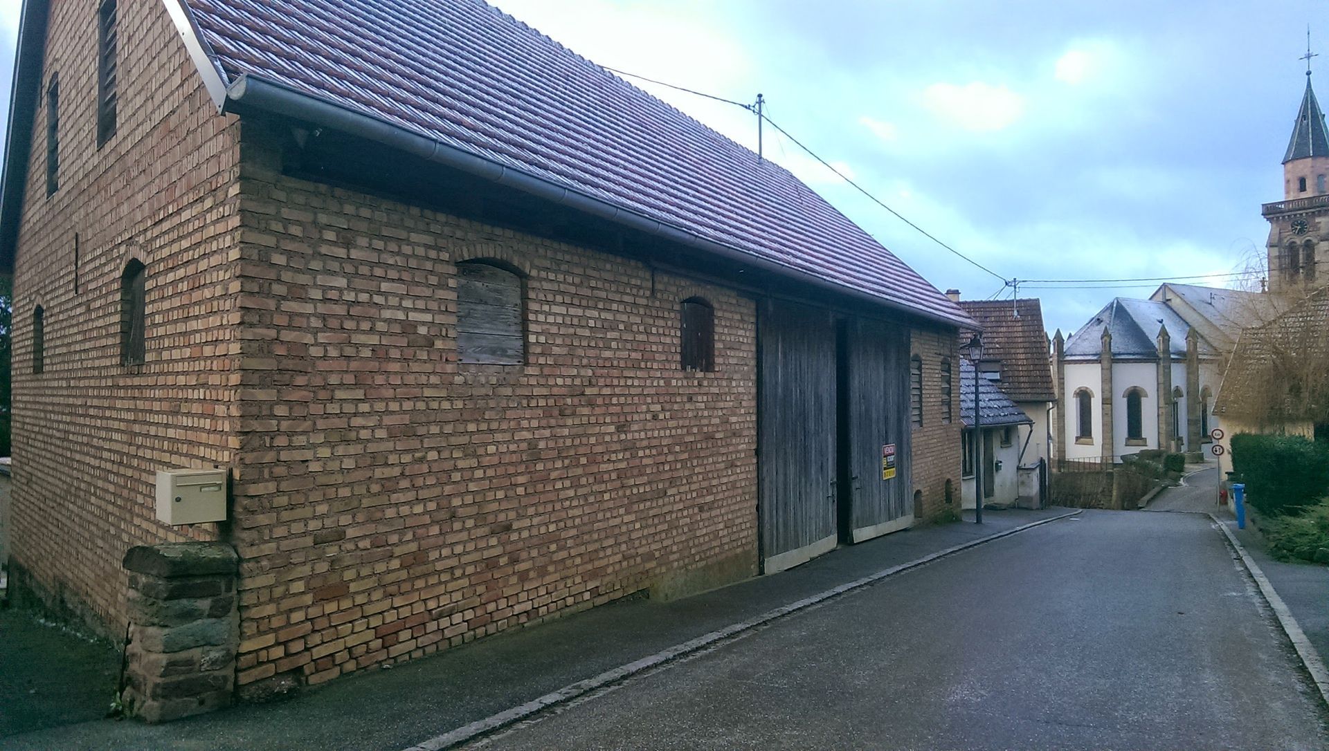 Grange avec porte en bois