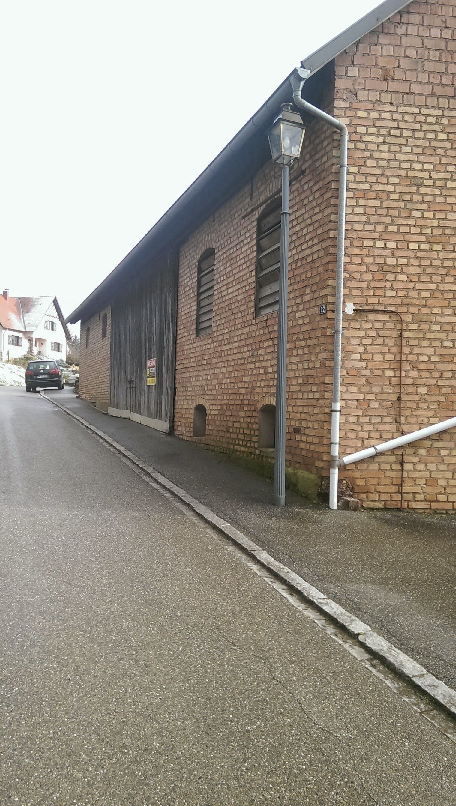 Grange avant vue de la route