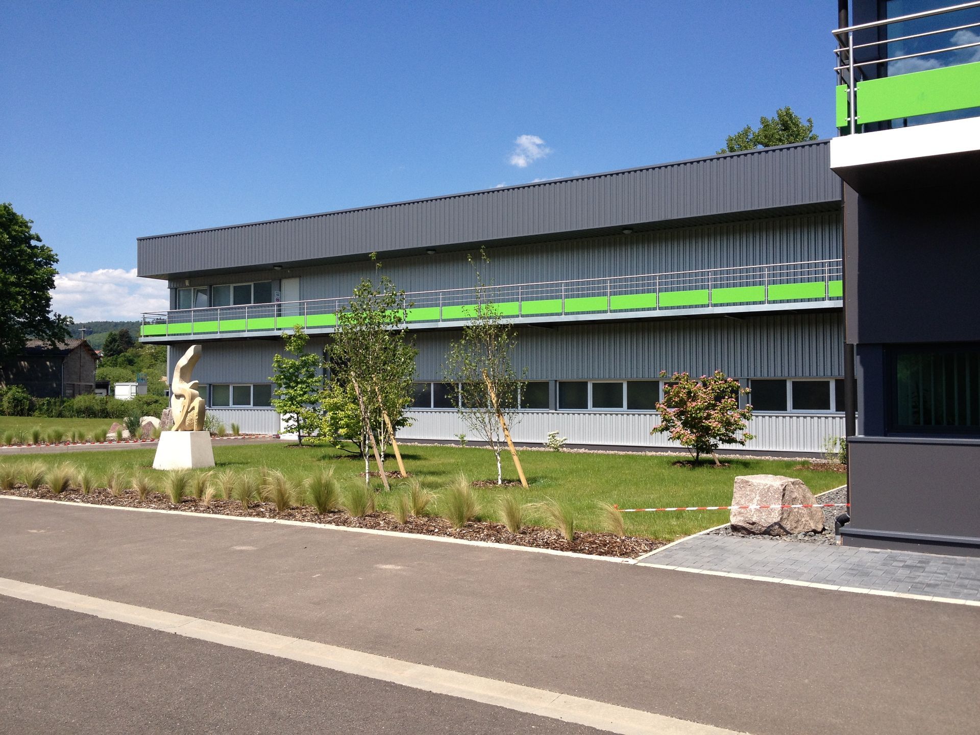 Bâtiment gris et vert