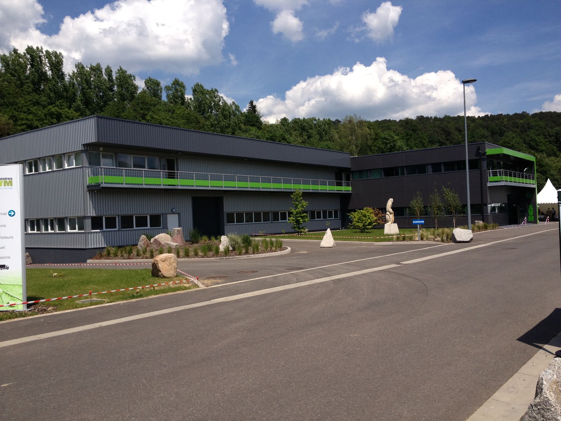 Entrée du bâtiment gris et vert