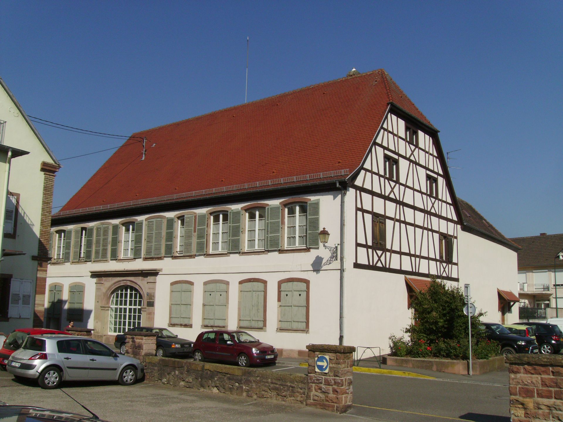 Bâtiment avec toit rouge