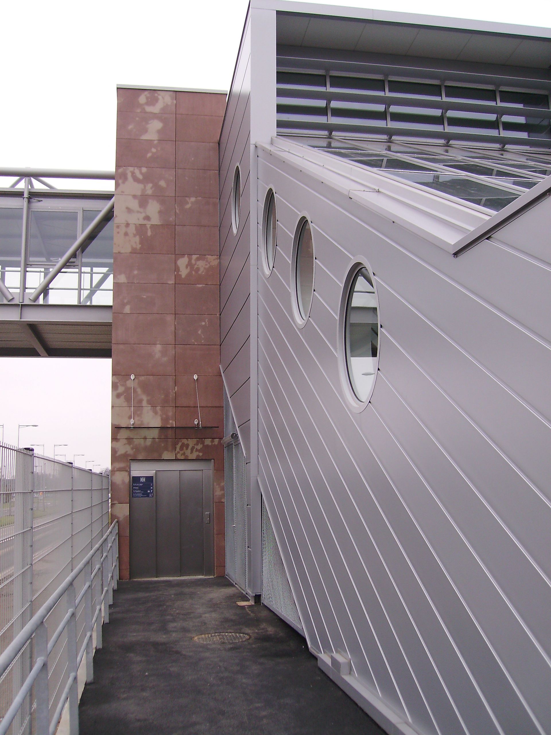 Extérieur de la gare avec ascenseur