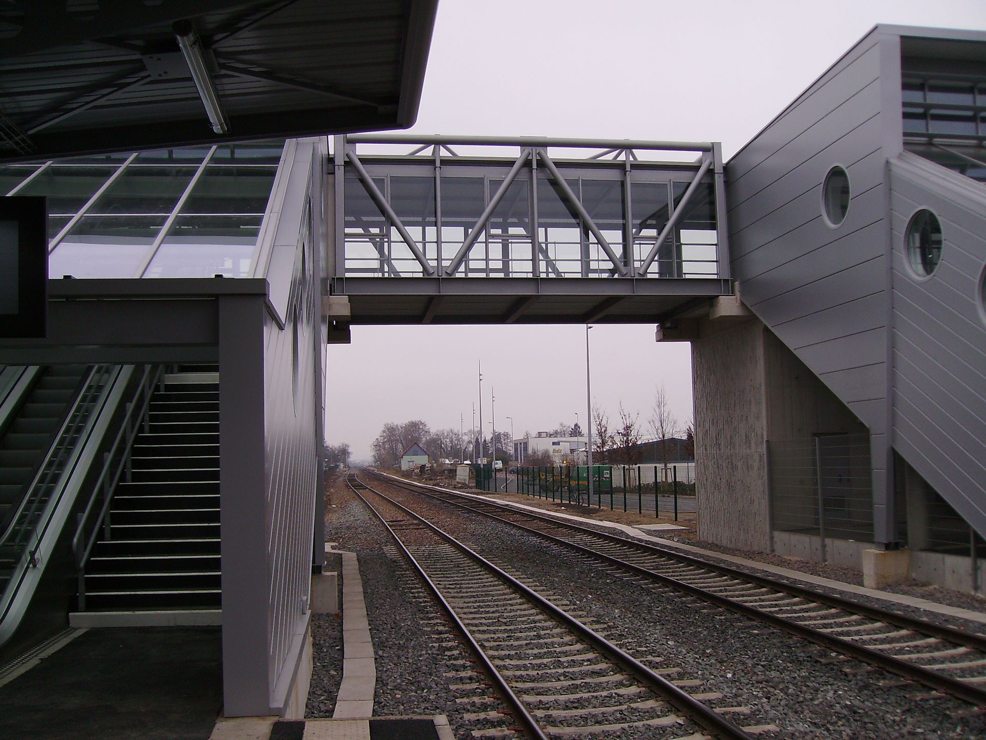 Escalier menant à la passerelle de la gare 