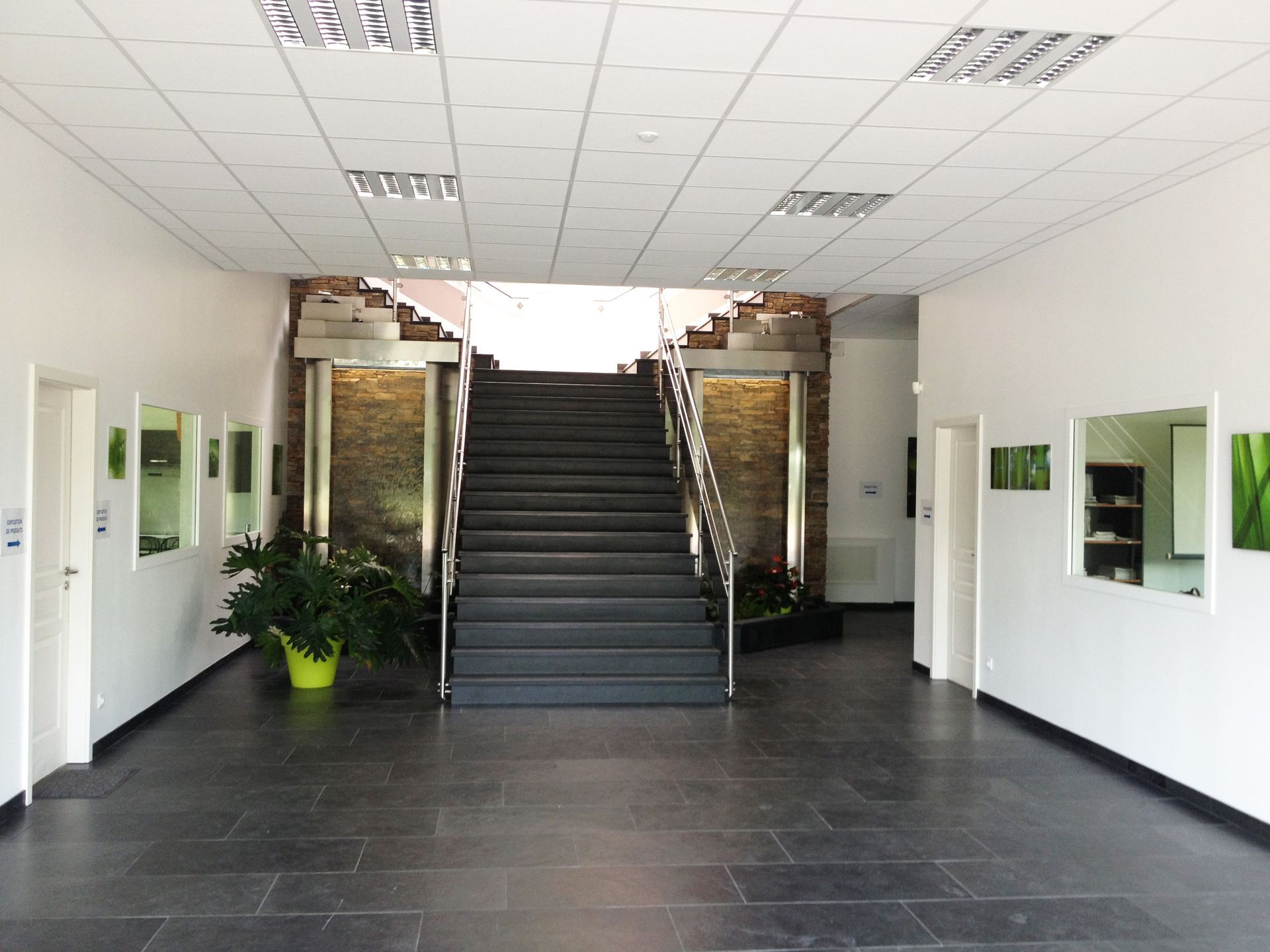 Entrée du laboratoire avec escalier noir