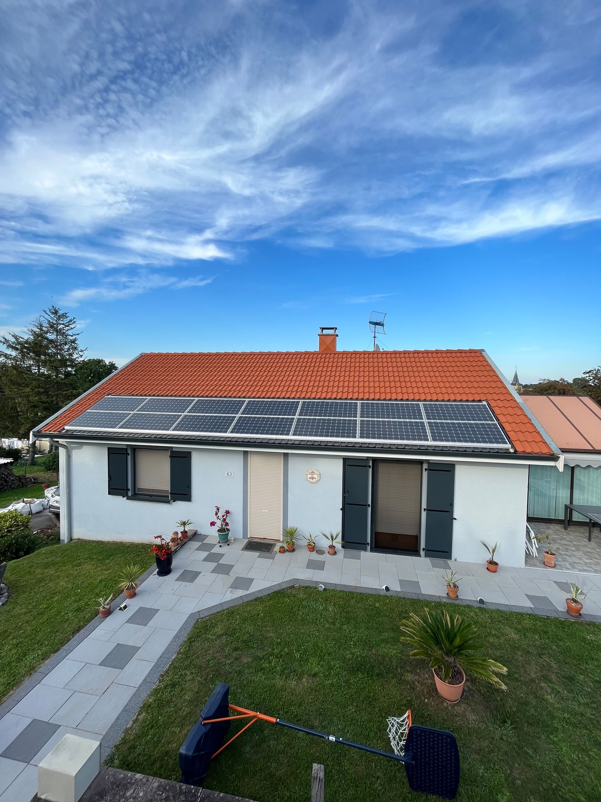 Toiture rénovée avec des panneaux solaires