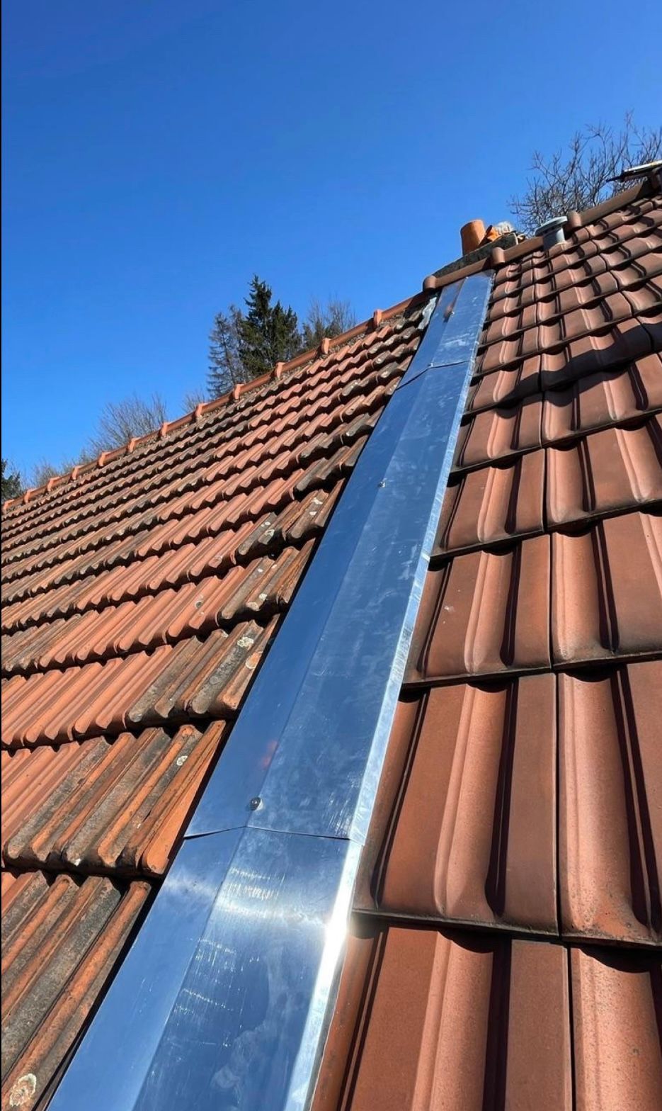 Bande de mitoyenneté sur un toit en tuiles