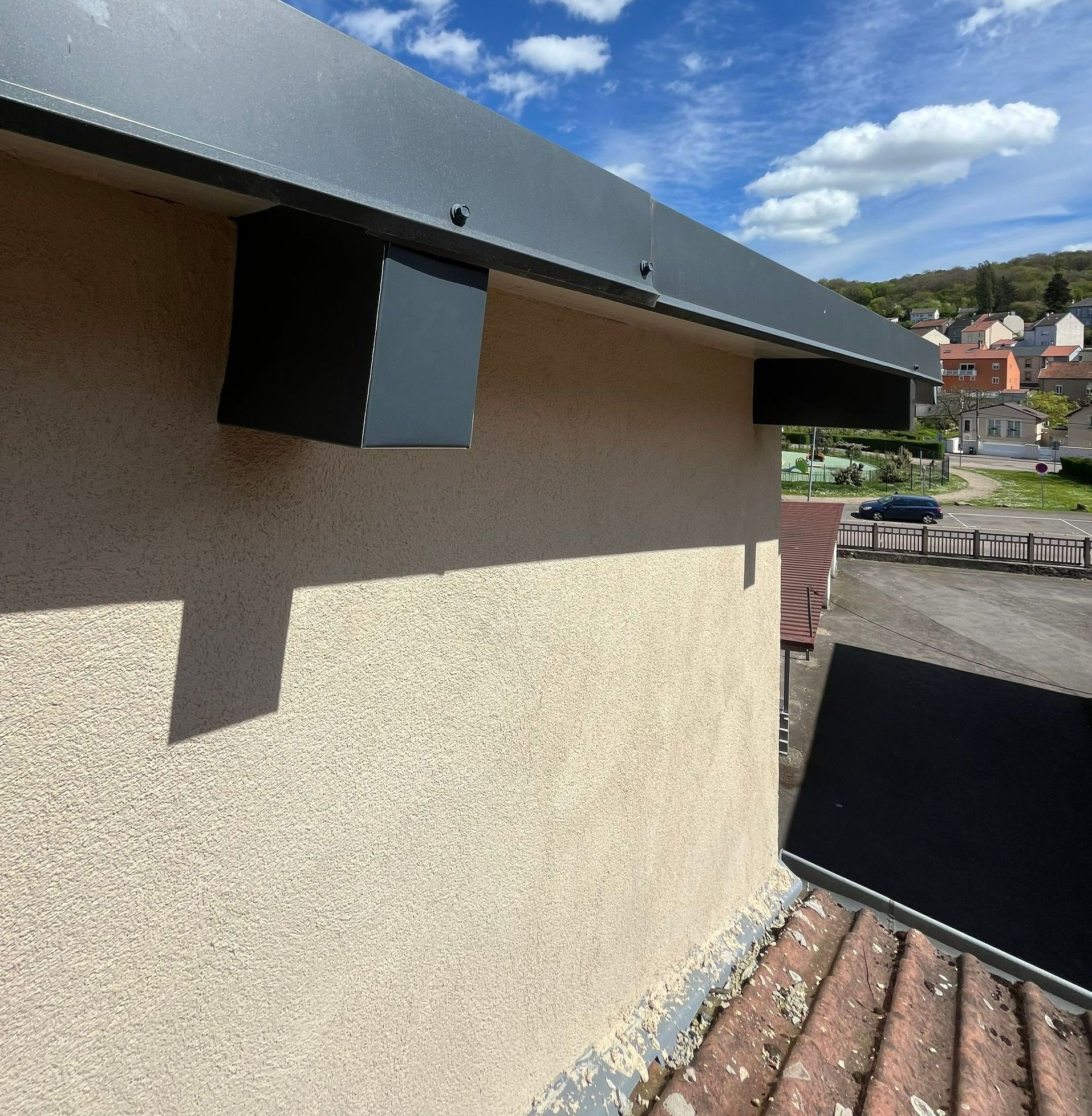 Bande de rive sur un toit en tuiles