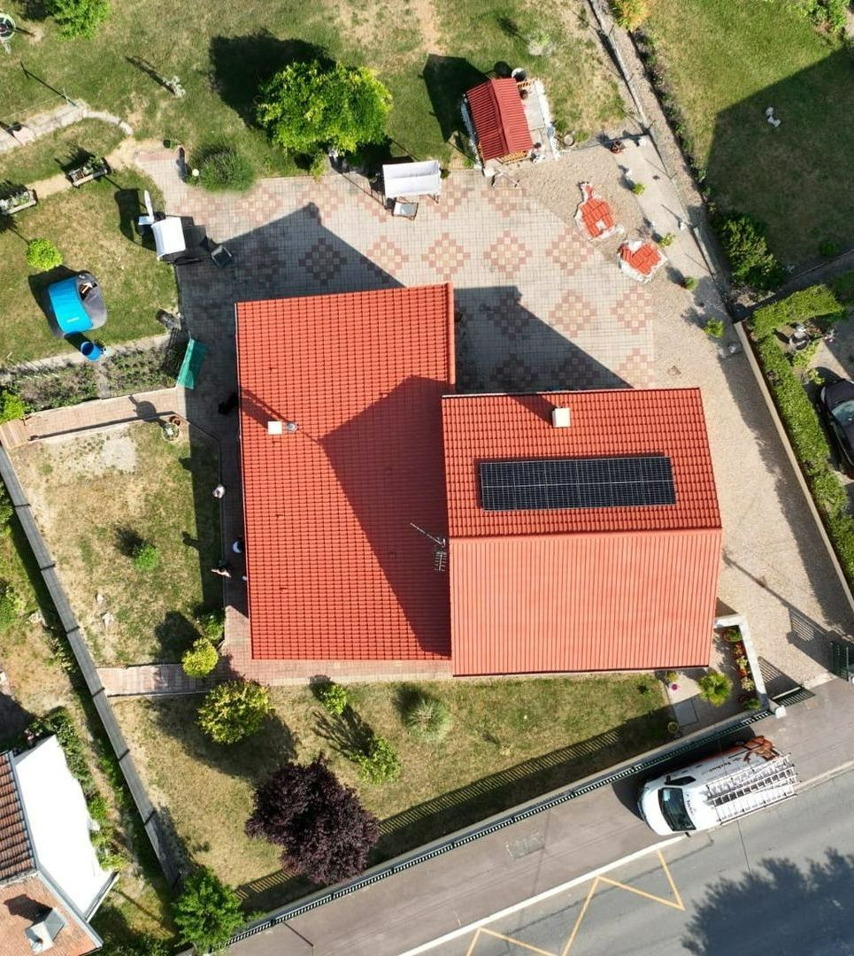 Toiture rénovée vue depuis un drone