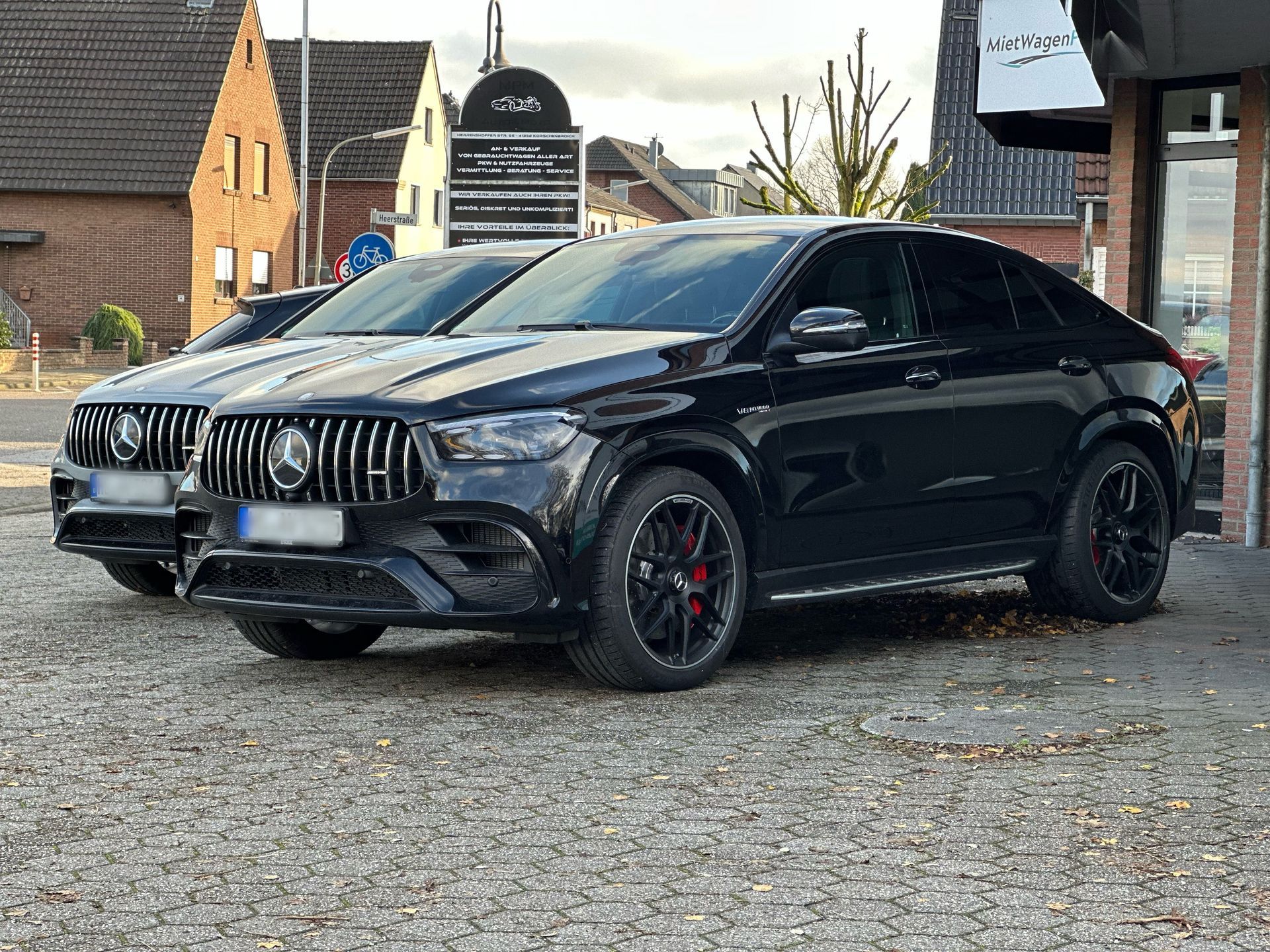 Zwei weiße, sich überlappende Platzhalterbildsymbole auf grauem Hintergrund.